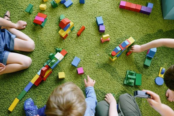 Quelle: Ksenia Chernaya: https://www.pexels.com/de-de/foto/spielen-schule-bunt-kinder-8535193/